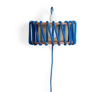 Modrá nástěnná lampa s dřevěnou konstrukcí EMKO Macaron