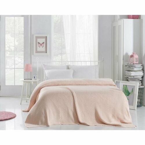 Světle růžový přehoz přes postel Silvi